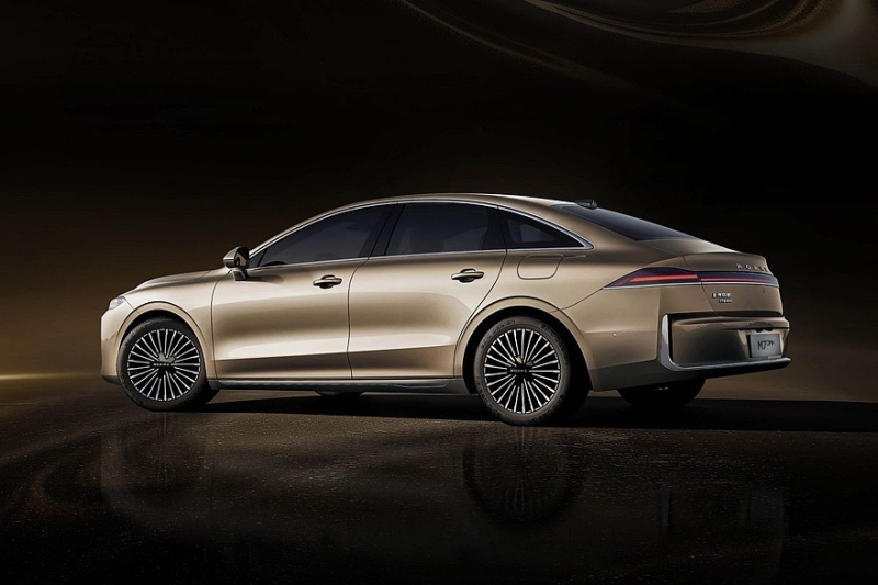 Флагманский седан Roewe M7 с дизайном от бывшего стилиста BMW и VW: рассекречен интерьер