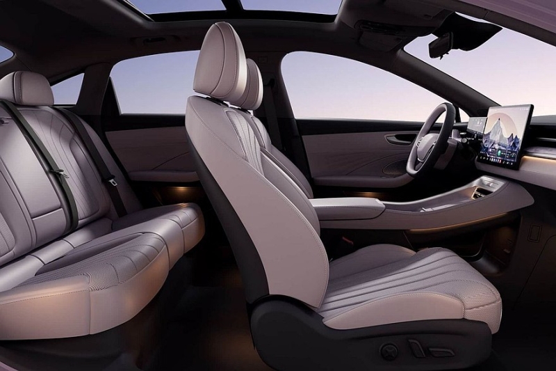 Флагманский седан Roewe M7 с дизайном от бывшего стилиста BMW и VW: рассекречен интерьер