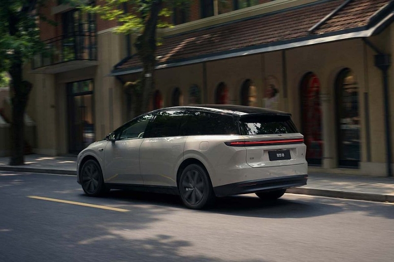 Полноприводный кроссовер Li i8 выходит на рынок: богатые комплектации, вдвое дешевле Model X