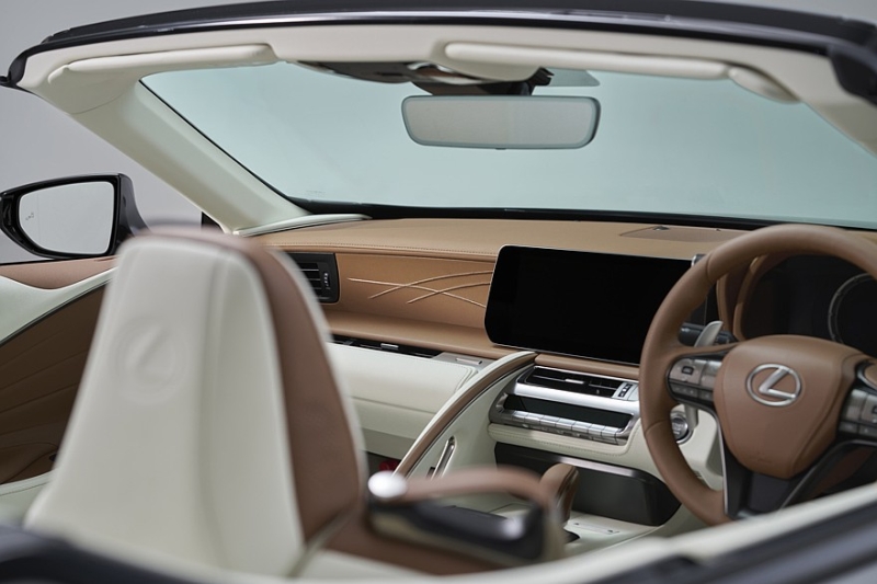 Посвежевшие купе и кабриолет Lexus LC 500 обзавелись спецверсией Pinnacle