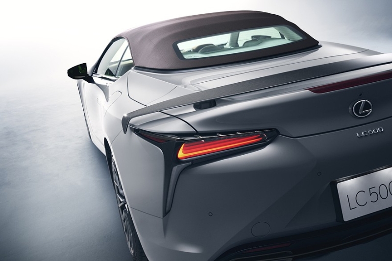 Посвежевшие купе и кабриолет Lexus LC 500 обзавелись спецверсией Pinnacle