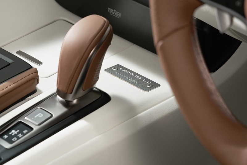 Посвежевшие купе и кабриолет Lexus LC 500 обзавелись спецверсией Pinnacle