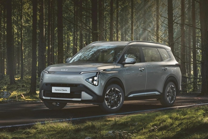 «Престижный» кроссвэн Kia Carens Clavis с другой «начинкой»: продажи начались