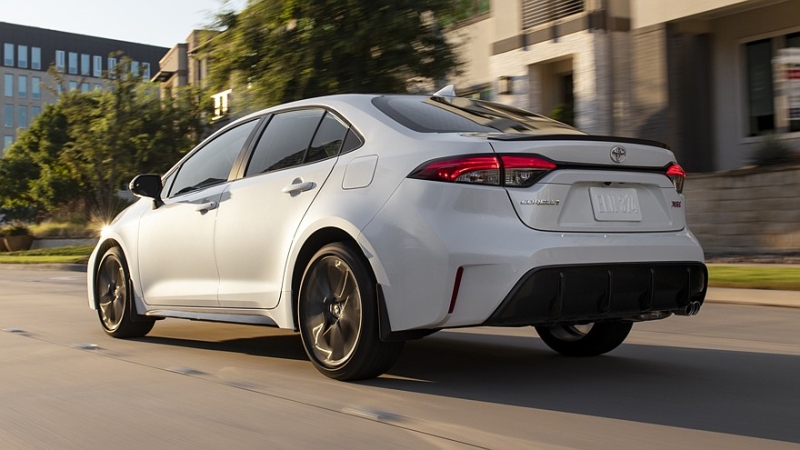Toyota освежила свой бюджетный седан: Corolla получила скромные обновки и слегка подорожала