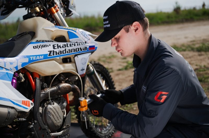 В международном ралли «Шелковый путь – 2025» представили новое моторное масло для мотоциклистов