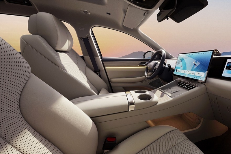 Кроссовер Exeed Sterra E05 на базе Exeed TXL показал свой интерьер: три экрана вместо табло