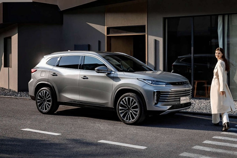 Кроссовер Exeed Sterra E05 на базе Exeed TXL показал свой интерьер: три экрана вместо табло