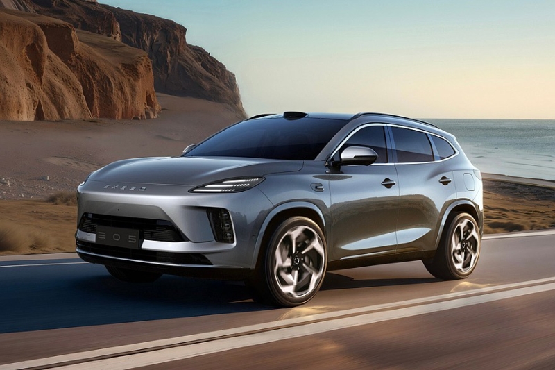 Кроссовер Exeed Sterra E05 на базе Exeed TXL показал свой интерьер: три экрана вместо табло