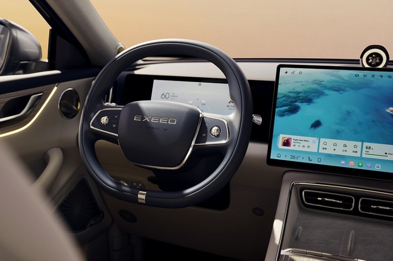 Кроссовер Exeed Sterra E05 на базе Exeed TXL показал свой интерьер: три экрана вместо табло
