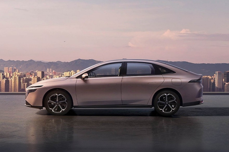 Новый седан Nissan N6 показали на официальных фото