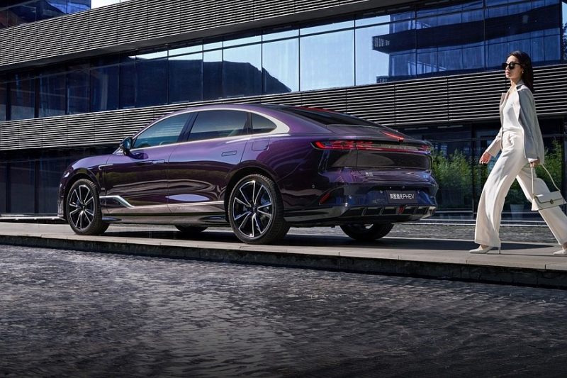 Седан Voyah Passion L готовится к дебюту: больше и роскошнее