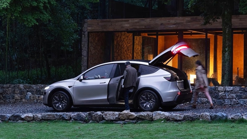 Теперь горбатый: кроссовер Tesla Model Y обрёл в Китае распухшую версию L