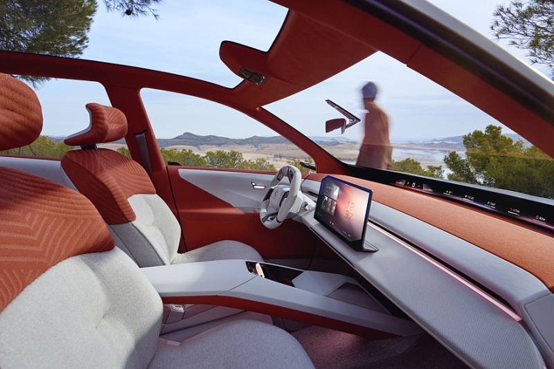 BMW iX3 нового поколения показался на новом тизере в преддверии скорого дебюта