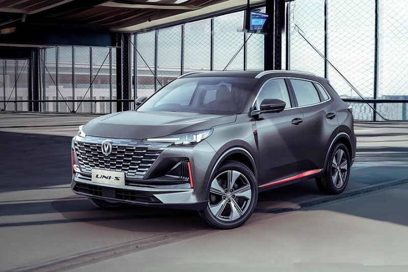 Changan превратил Uni в отдельный бренд для России и расширил его гамму за счёт седана