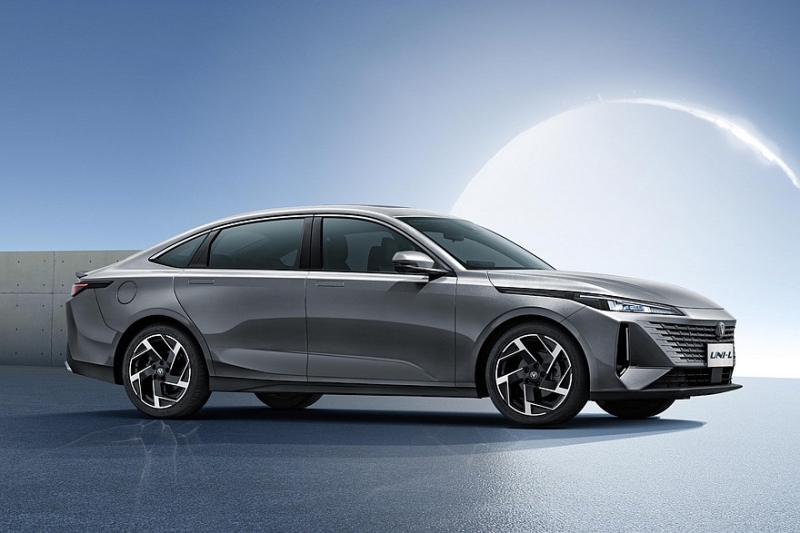 Changan превратил Uni в отдельный бренд для России и расширил его гамму за счёт седана