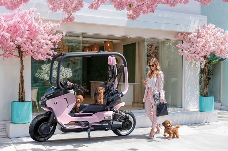 Давай опять попробуем без шлема: BMW представила новый скутер с крышей