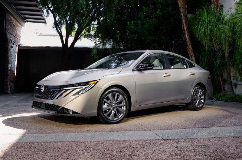 Обновлённый седан Nissan Sentra: «располосованное» лицо, большой планшет и прежняя техника