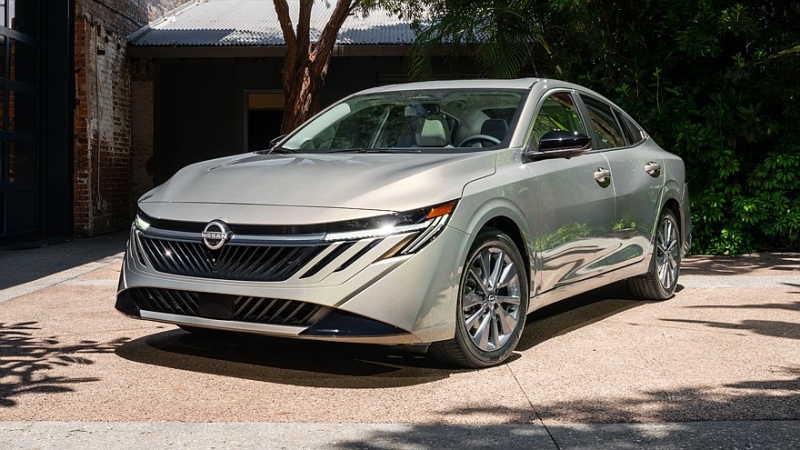 Обновлённый седан Nissan Sentra: «располосованное» лицо, большой планшет и прежняя техника