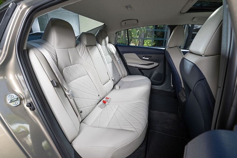 Обновлённый седан Nissan Sentra: «располосованное» лицо, большой планшет и прежняя техника