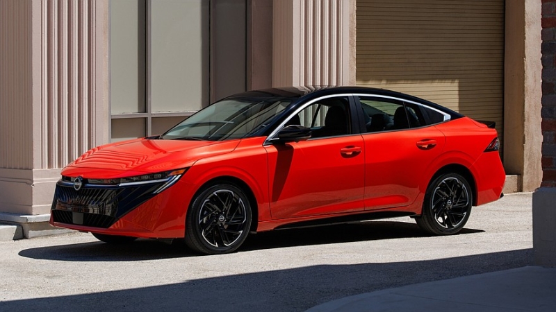 Обновлённый седан Nissan Sentra: «располосованное» лицо, большой планшет и прежняя техника