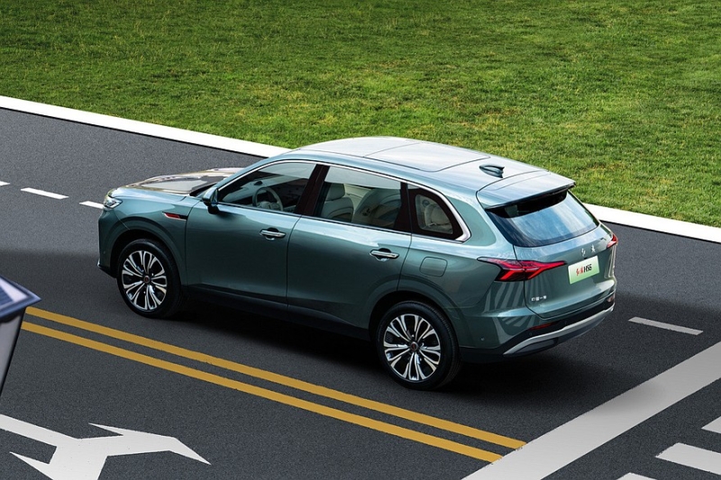 Показан новый кроссовер Hongqi HS6: облик в фирменном стиле и гигантское табло