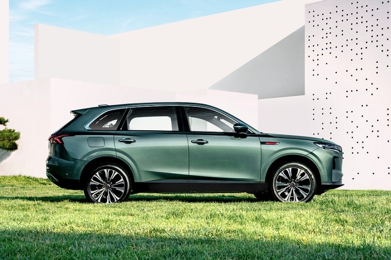 Показан новый кроссовер Hongqi HS6: облик в фирменном стиле и гигантское табло