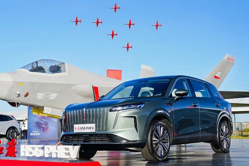 Показан новый кроссовер Hongqi HS6: облик в фирменном стиле и гигантское табло