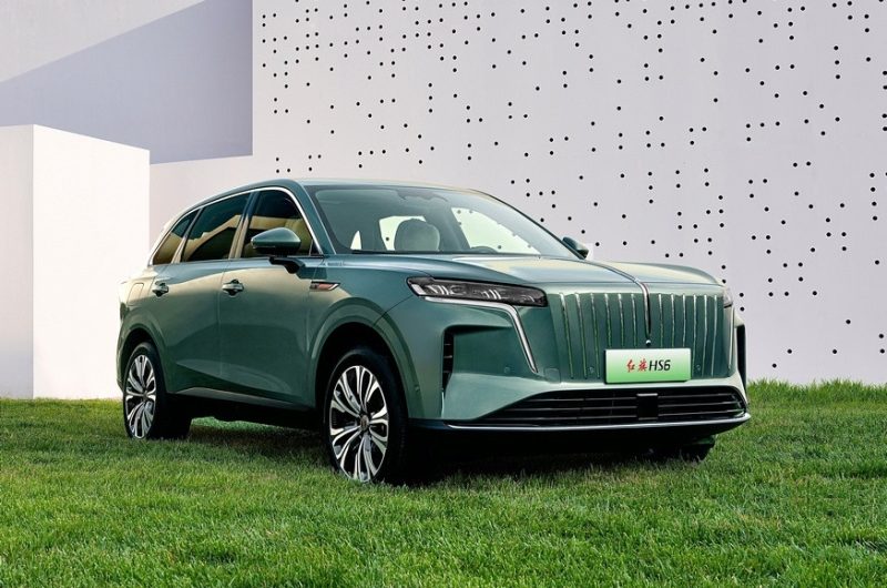 Показан новый кроссовер Hongqi HS6: облик в фирменном стиле и гигантское табло