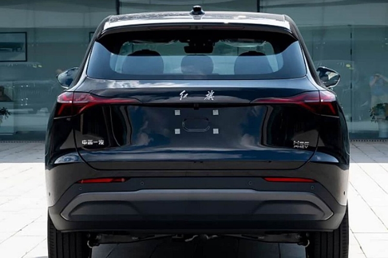 Показан новый кроссовер Hongqi HS6: облик в фирменном стиле и гигантское табло