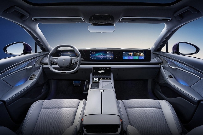 Роскошный полноприводный седан Voyah Passion L показался на новых официальных фото