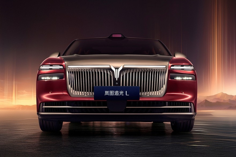 Роскошный полноприводный седан Voyah Passion L показался на новых официальных фото