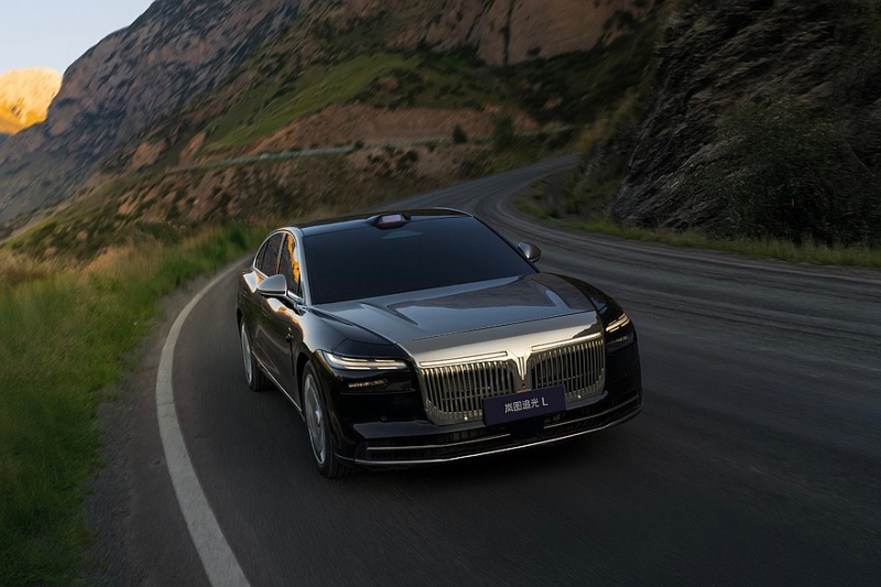 Роскошный полноприводный седан Voyah Passion L показался на новых официальных фото