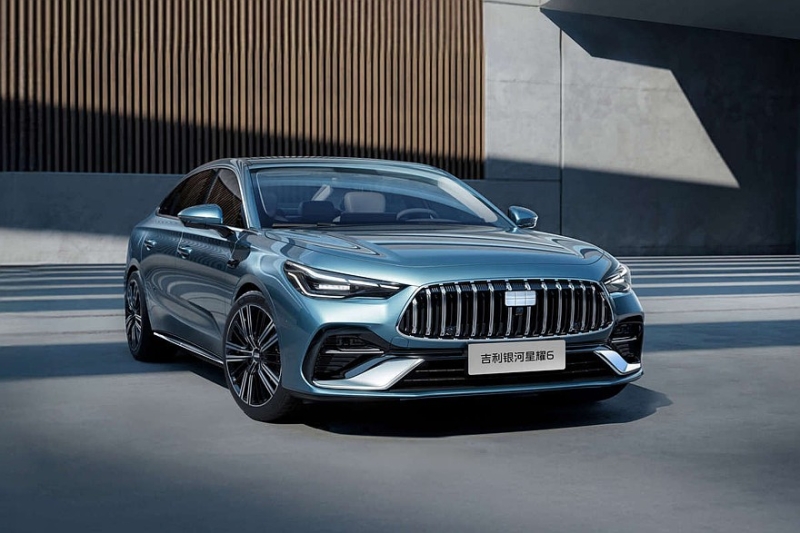 Седан Geely Emgrand нового поколения показался на полноценных фирменных фото