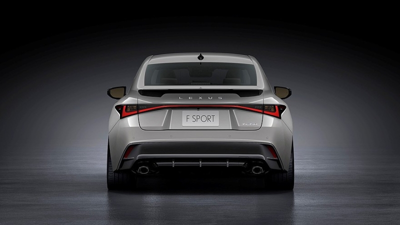 Стареющий Lexus IS опять обновлён: без V8, но с новым салоном и доработанным шасси