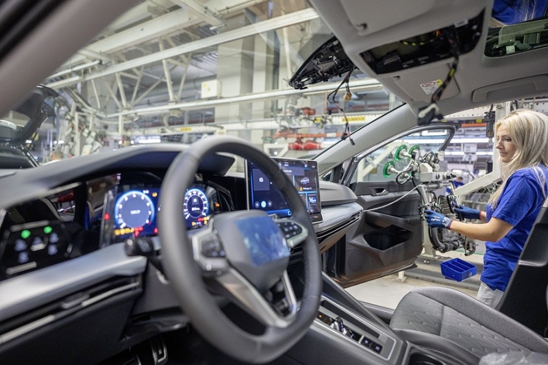 Volkswagen откладывает запуск электрического Golf: денег на хватает, рабочие стонут