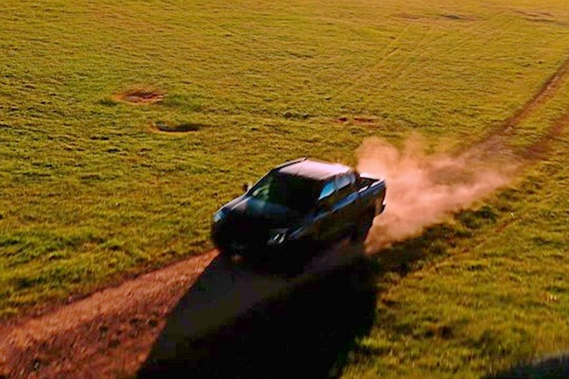 Новый пикап Nissan Navara на базе Mitsubishi L200: официальные кадры и дата премьеры