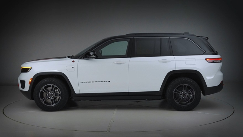 Посвежевший Jeep Grand Cherokee получил иное «лицо», подросший тачскрин и новый мотор