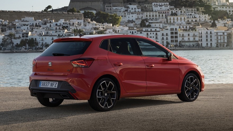 Seat обновил родственные кроссовер Arona и хэтчбек Ibiza: свежий дизайн и прежняя техника
