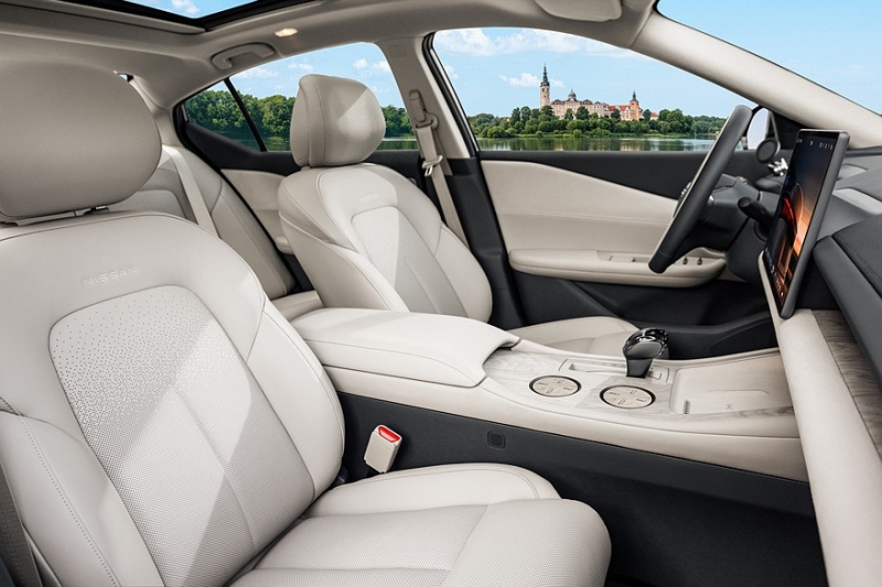 Седан Nissan Teana показал свой новый интерьер