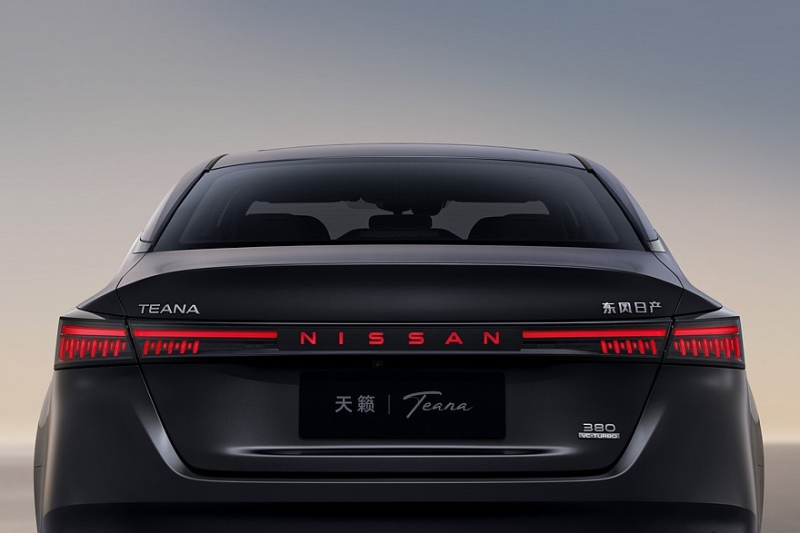 Седан Nissan Teana показал свой новый интерьер