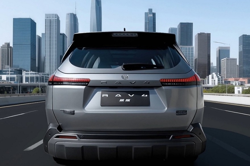 Ещё один новый Toyota RAV4: более крупный планшет и чисто бензиновая версия