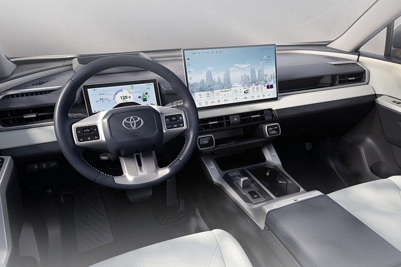 Ещё один новый Toyota RAV4: более крупный планшет и чисто бензиновая версия