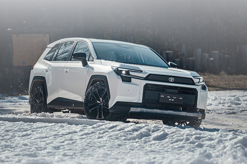 Ещё один новый Toyota RAV4: более крупный планшет и чисто бензиновая версия