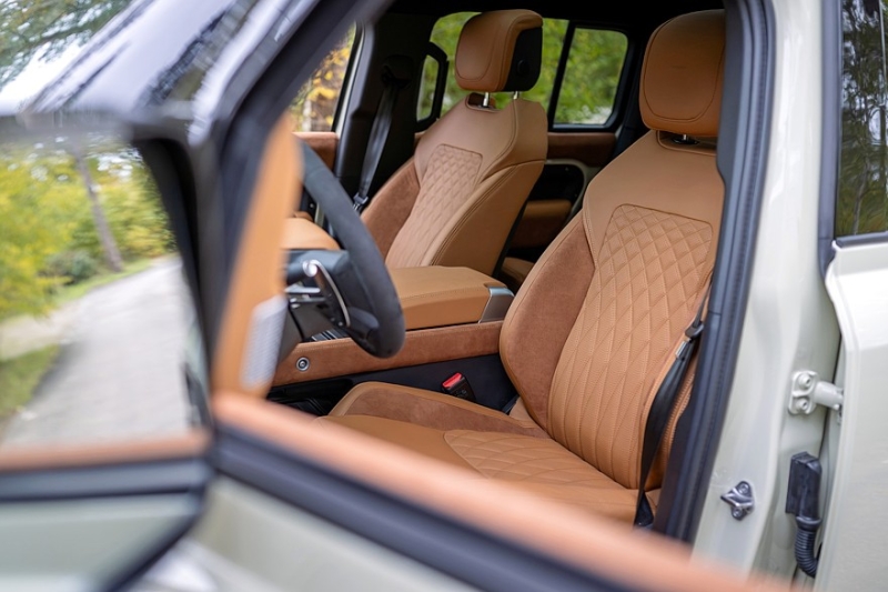 Land Rover Defender стал пикапом стараниями Heritage Customs и Urban Automotive