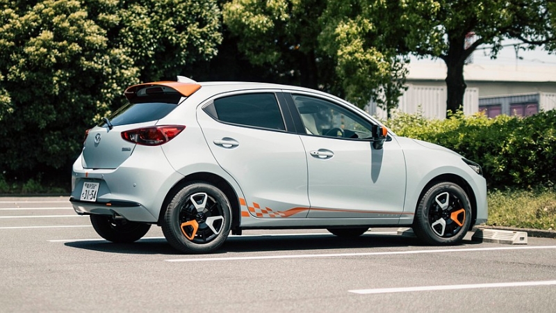 Маленький хэтчбек Mazda2 получил обновки вопреки слухам об отставке