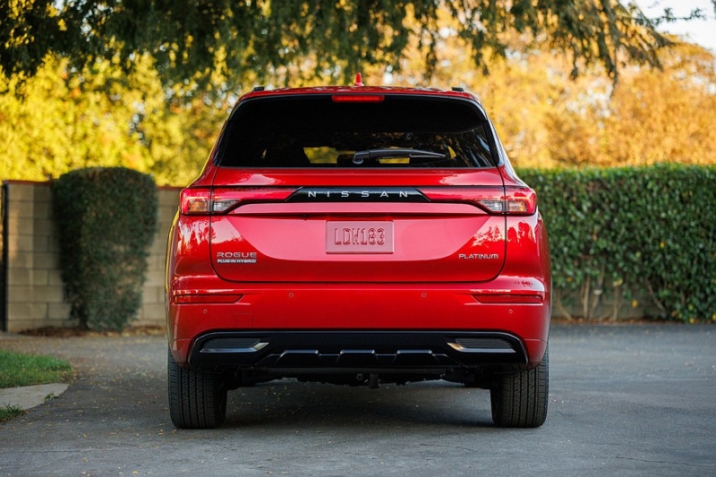 Не заморачивались: представлен Nissan Rogue PHEV, он же чуть переделанный Mitsubishi Outlander