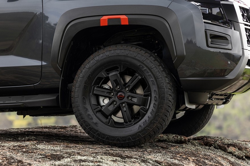 Новый пикап Nissan Navara на базе Mitsubishi L200: топовый дизель и только полный привод