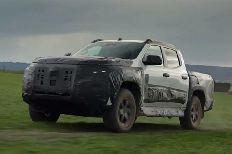 Пикап Nissan Navara на базе Mitsubishi L200: новые тизеры перед скорой премьерой