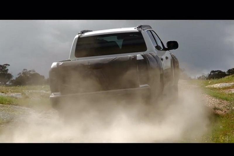 Пикап Nissan Navara на базе Mitsubishi L200: новые тизеры перед скорой премьерой