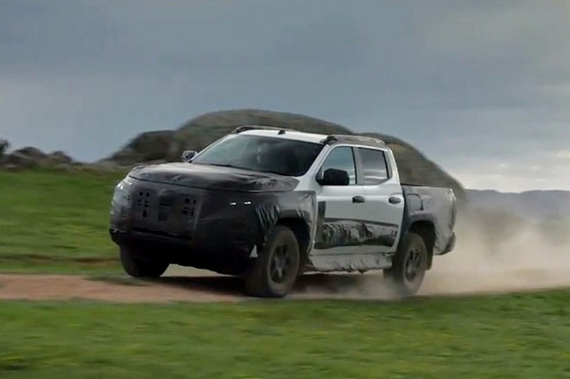 Пикап Nissan Navara на базе Mitsubishi L200: новые тизеры перед скорой премьерой